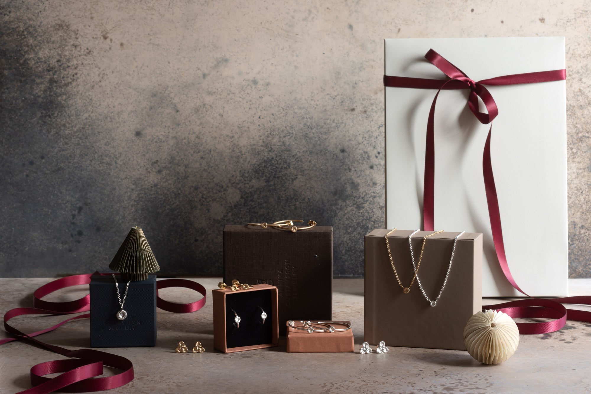 Elegant juldekoration med smycken och presentförpackningar.