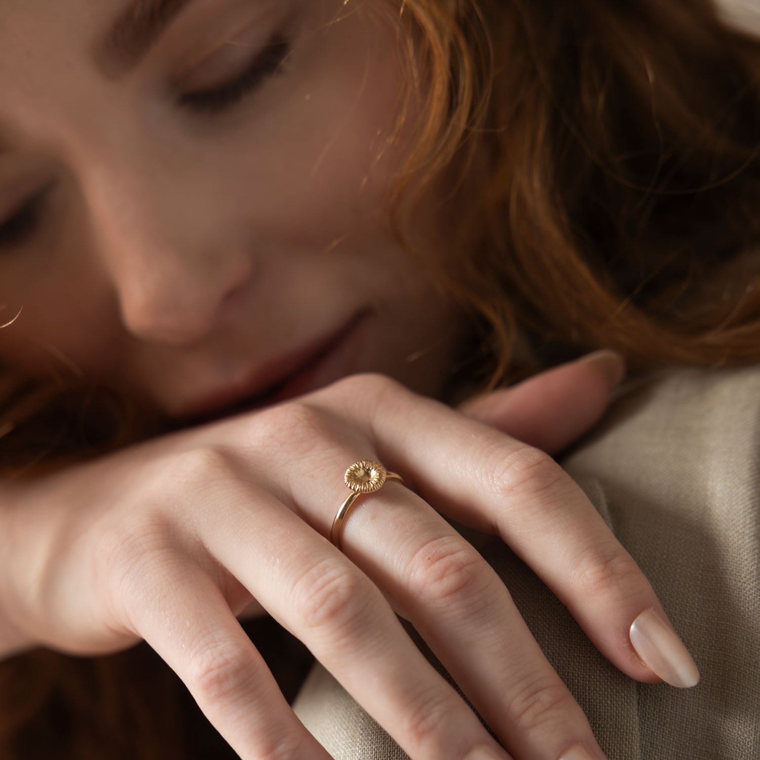 Button coral between - Ring