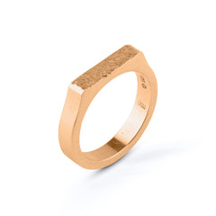 KARG klackring i silver inspirerad av Gotlands karga landskap, bredd 4 mm, höjd 1,5 mm