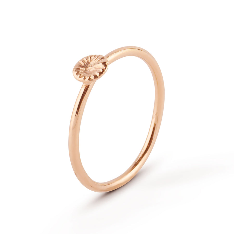 Elegant knappkorallring i återvunnet guld