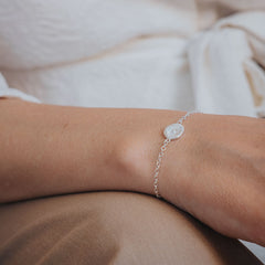 Knappkorall armband i silver på handled