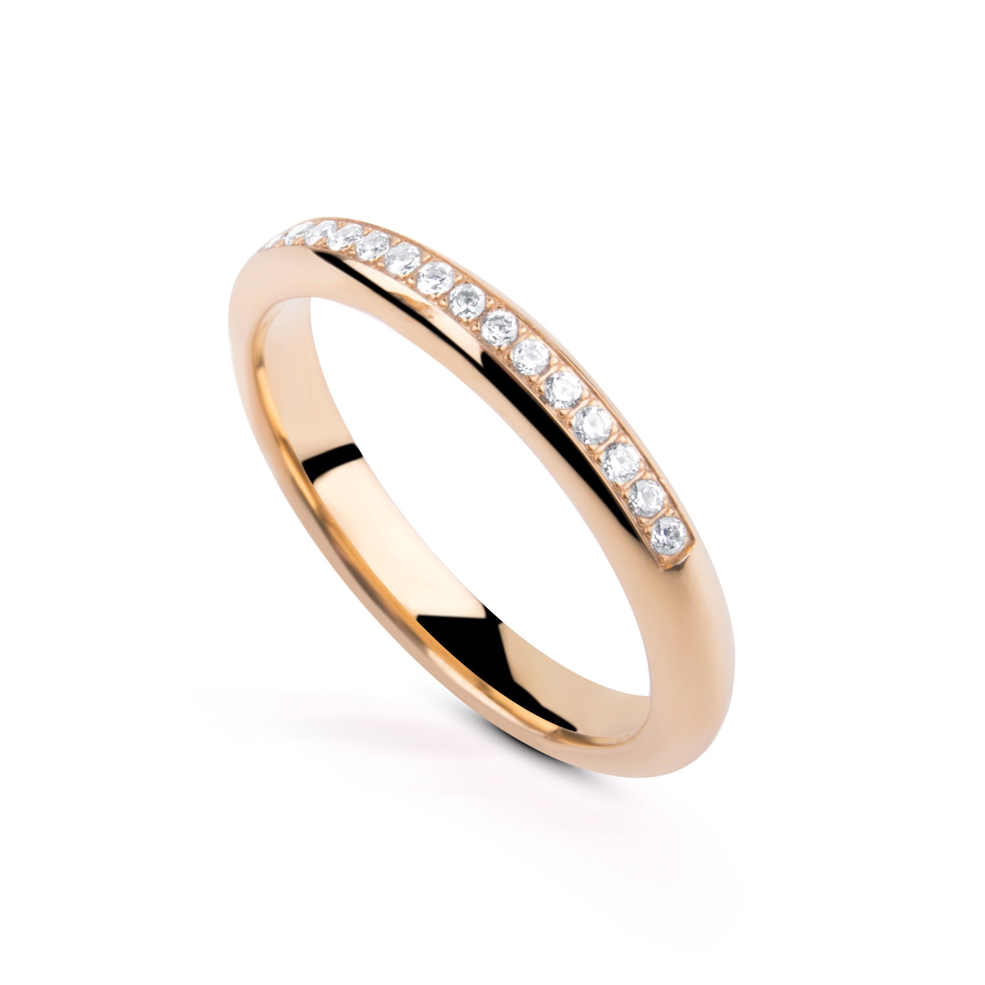 Guldrupe ring i 18k guld med konvex skena och 18 diamanter i fadenfattning, blank yta, elegant design.