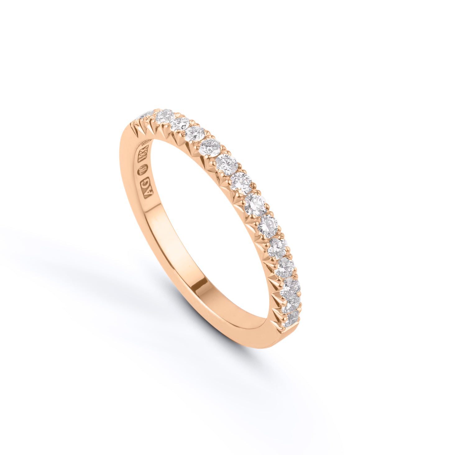 Grynge – Elegant ring in 18k gold with fishtail-set gemstones