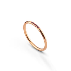 Leilu Ring - 18k guld med fler röda stenar