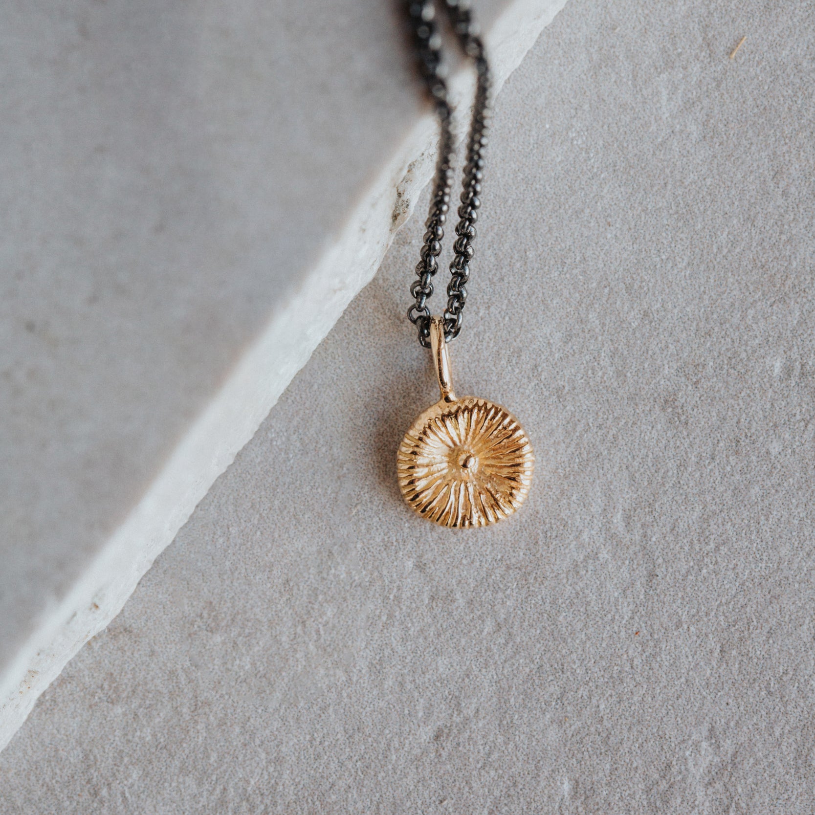 Knappkorall berlockhalsband i guld på kedja