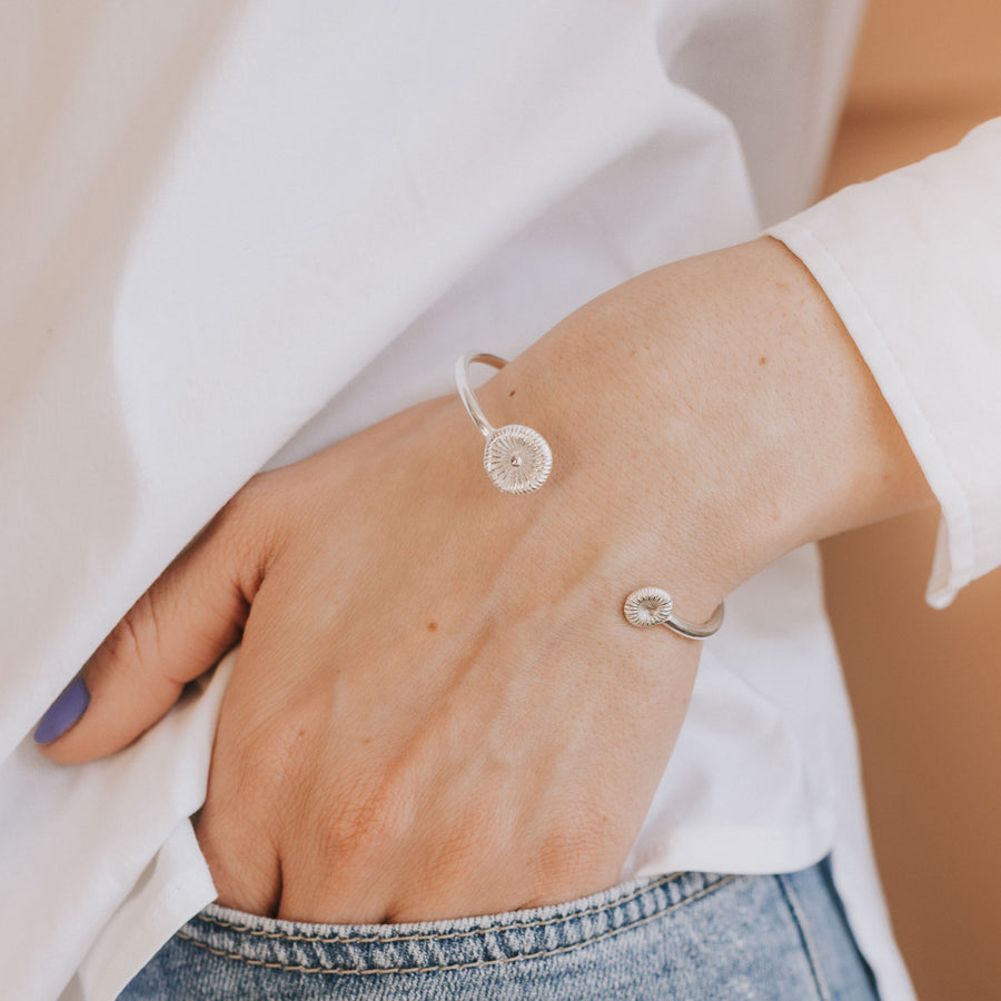 Knappkorall stelt armband i silver på handled