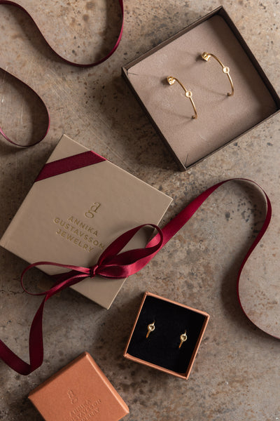 Julkit - Knappkorall örhängen - Creoler (Små & Stora) - 18k guld