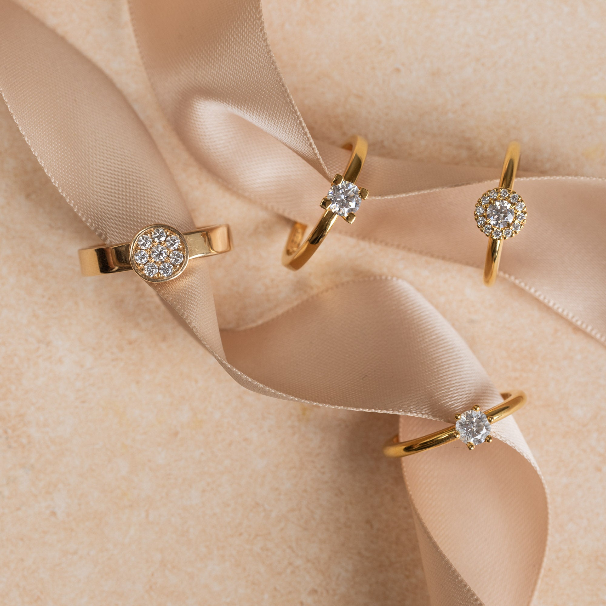 Själsö – Narrow solitaire ring in 18k gold with brilliant cut diamonds