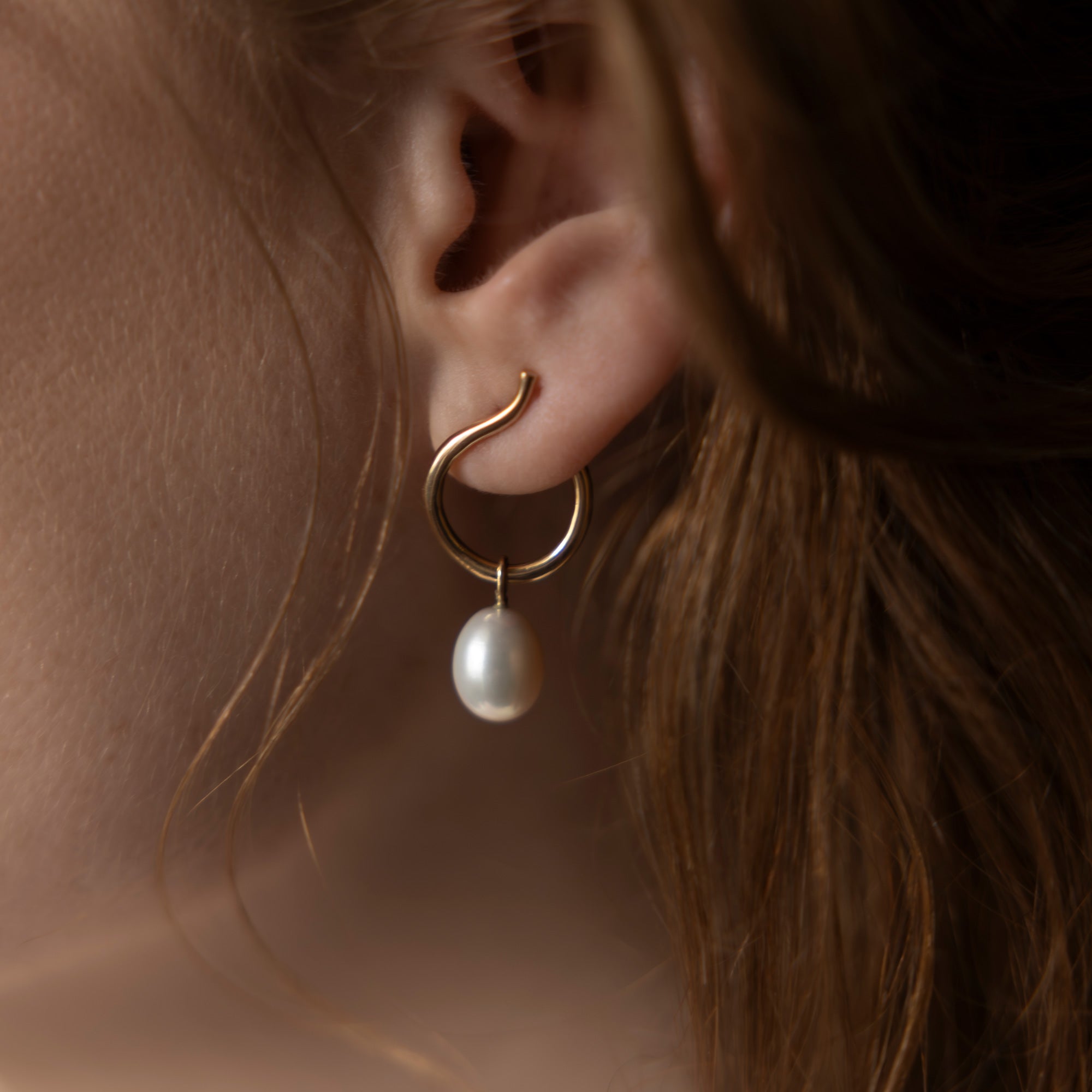 Stora Martall örhängen inspirerade av naturens krokiga tall med elegant slingrande design