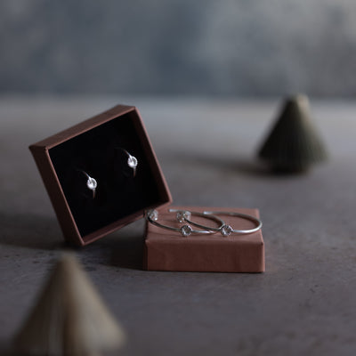 Julkit - Knappkorall örhängen - Creoler (Små & Stora) - Silver