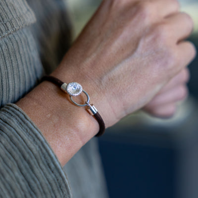 Button coral Leather bracelet in Silver