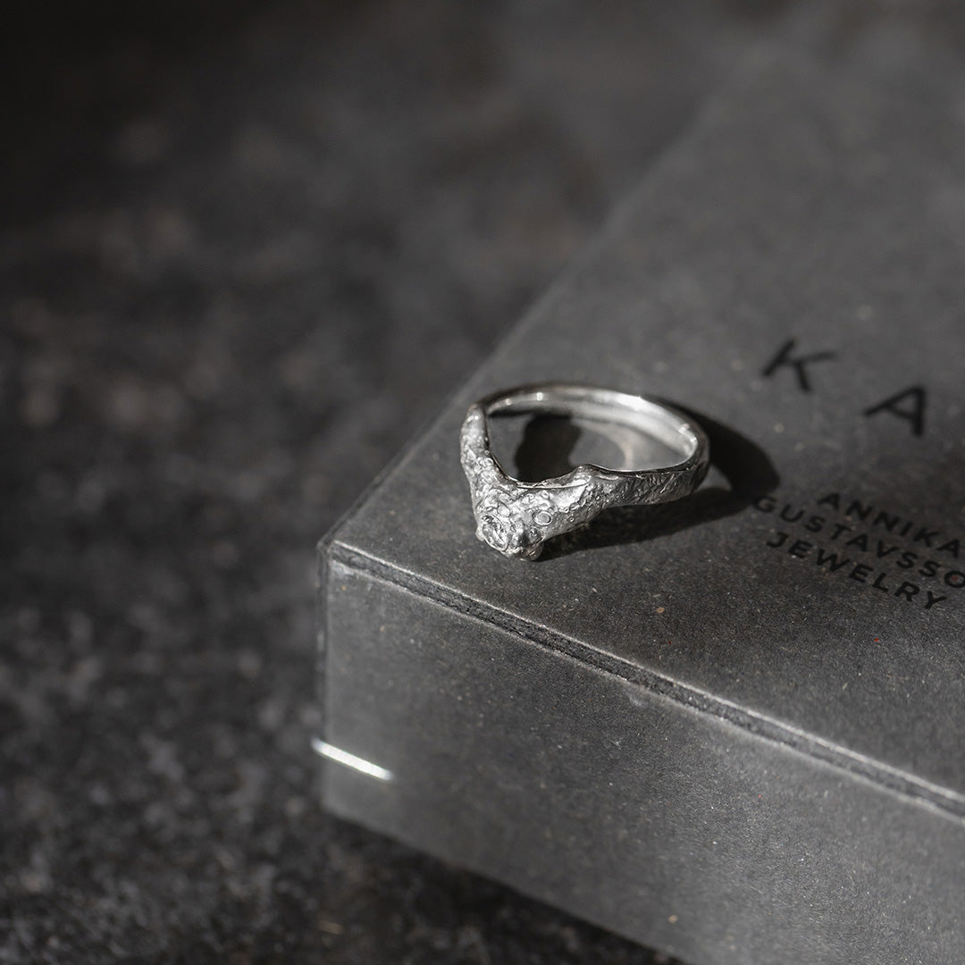 KARG - Ring outcrop V-shape