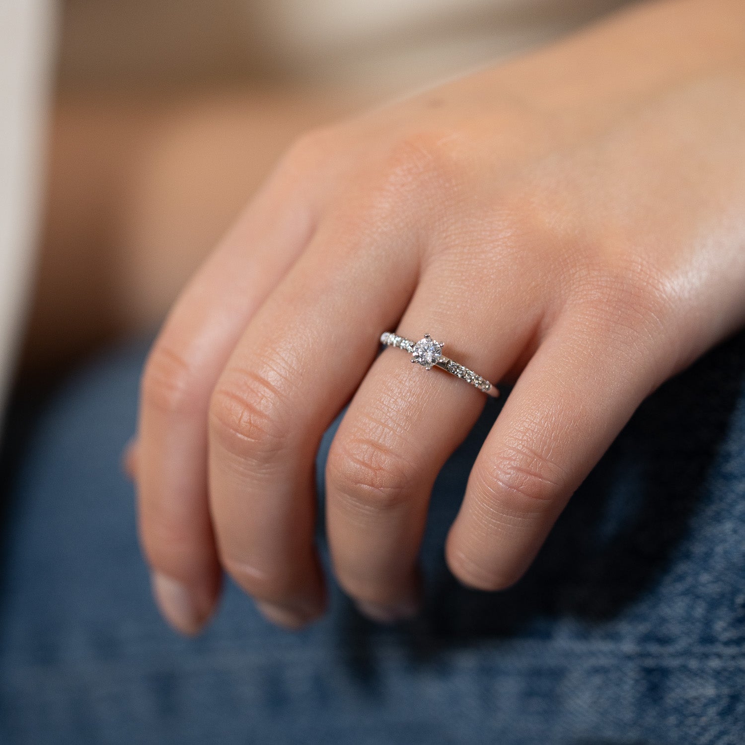 Fårö - Solitaire ring with side stones