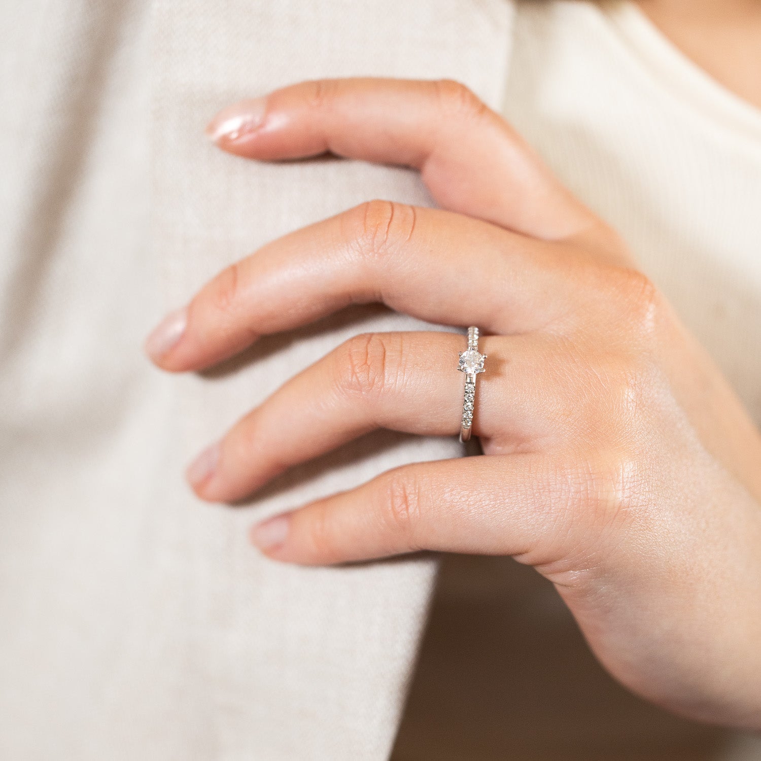 Fårö - Solitaire ring with side stones
