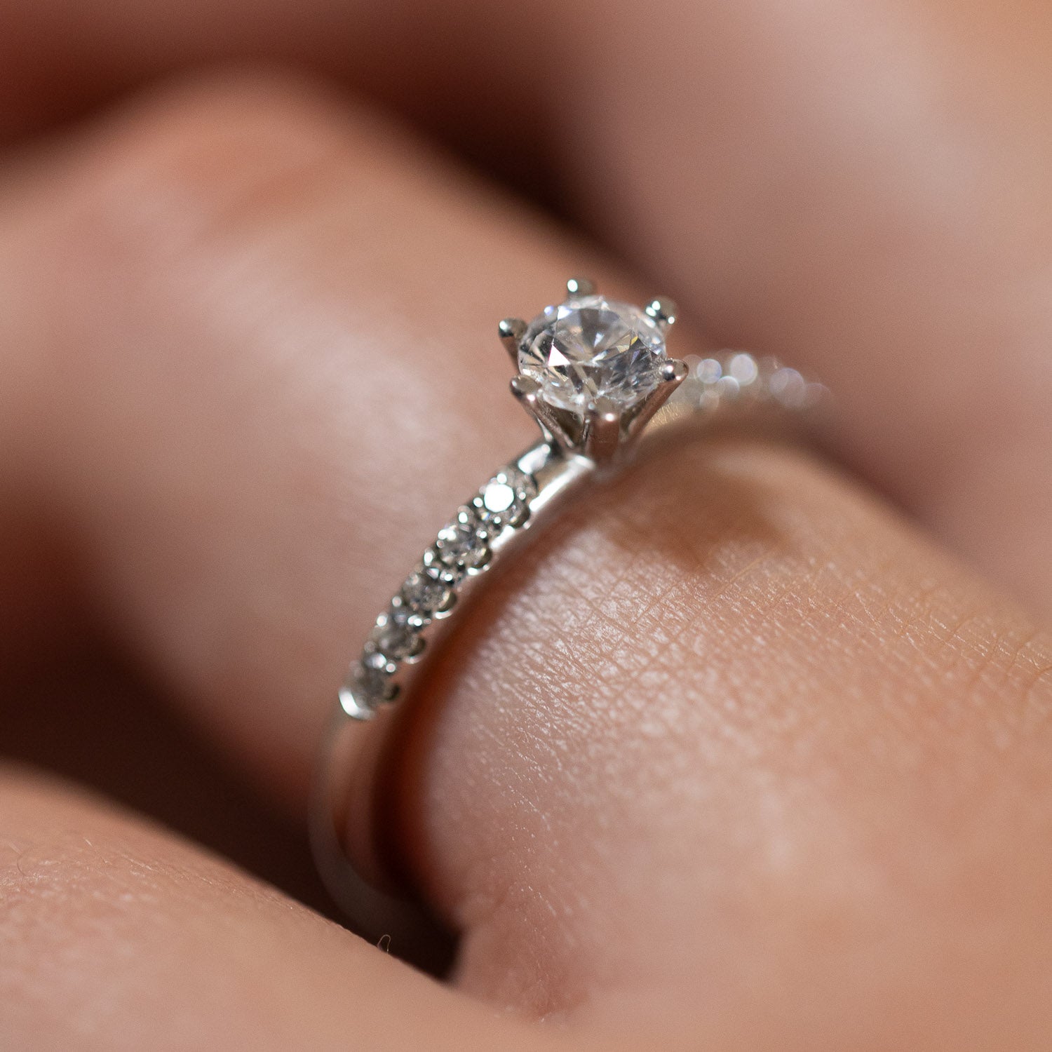 Fårö - Solitaire ring with side stones