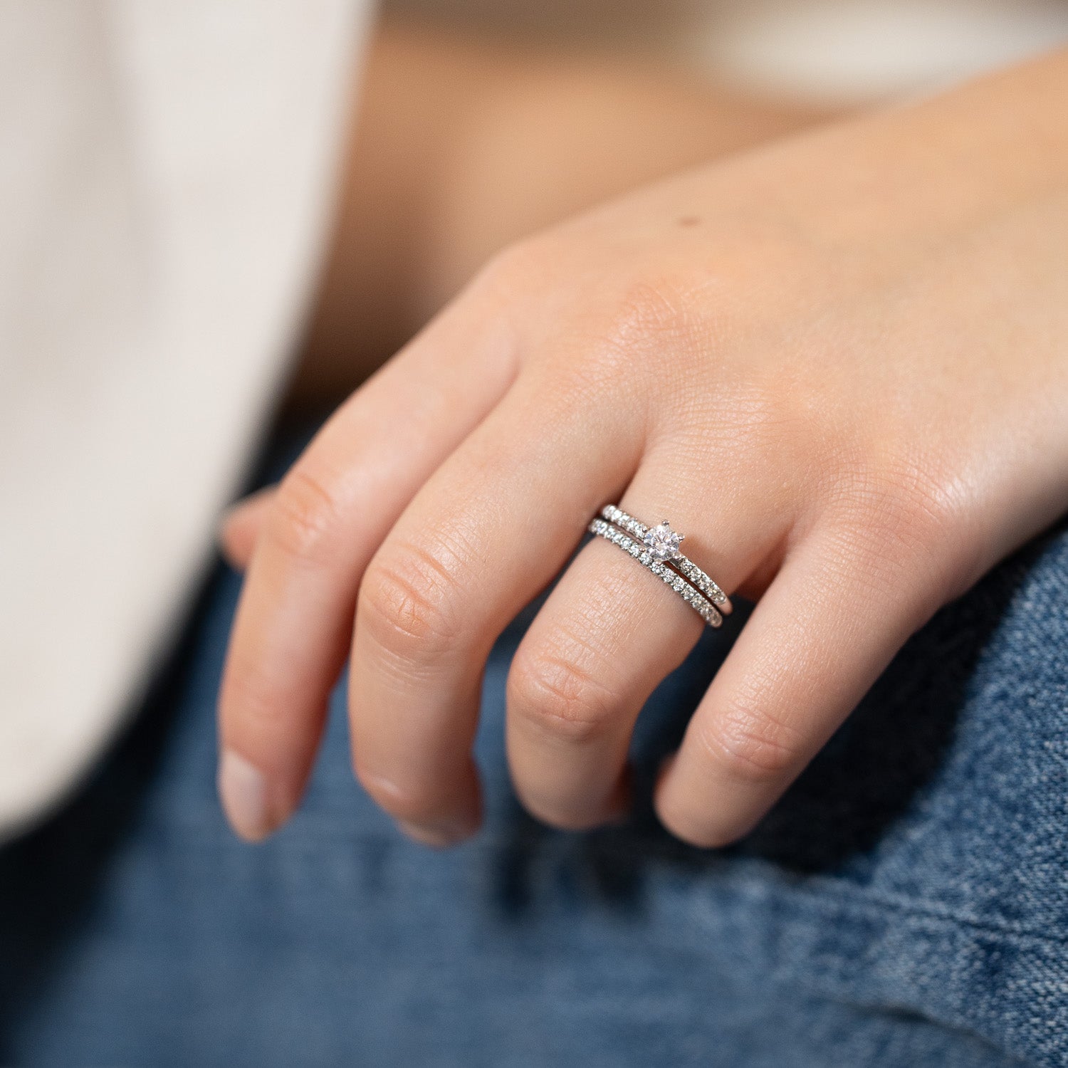 Fårö - Solitaire ring with side stones