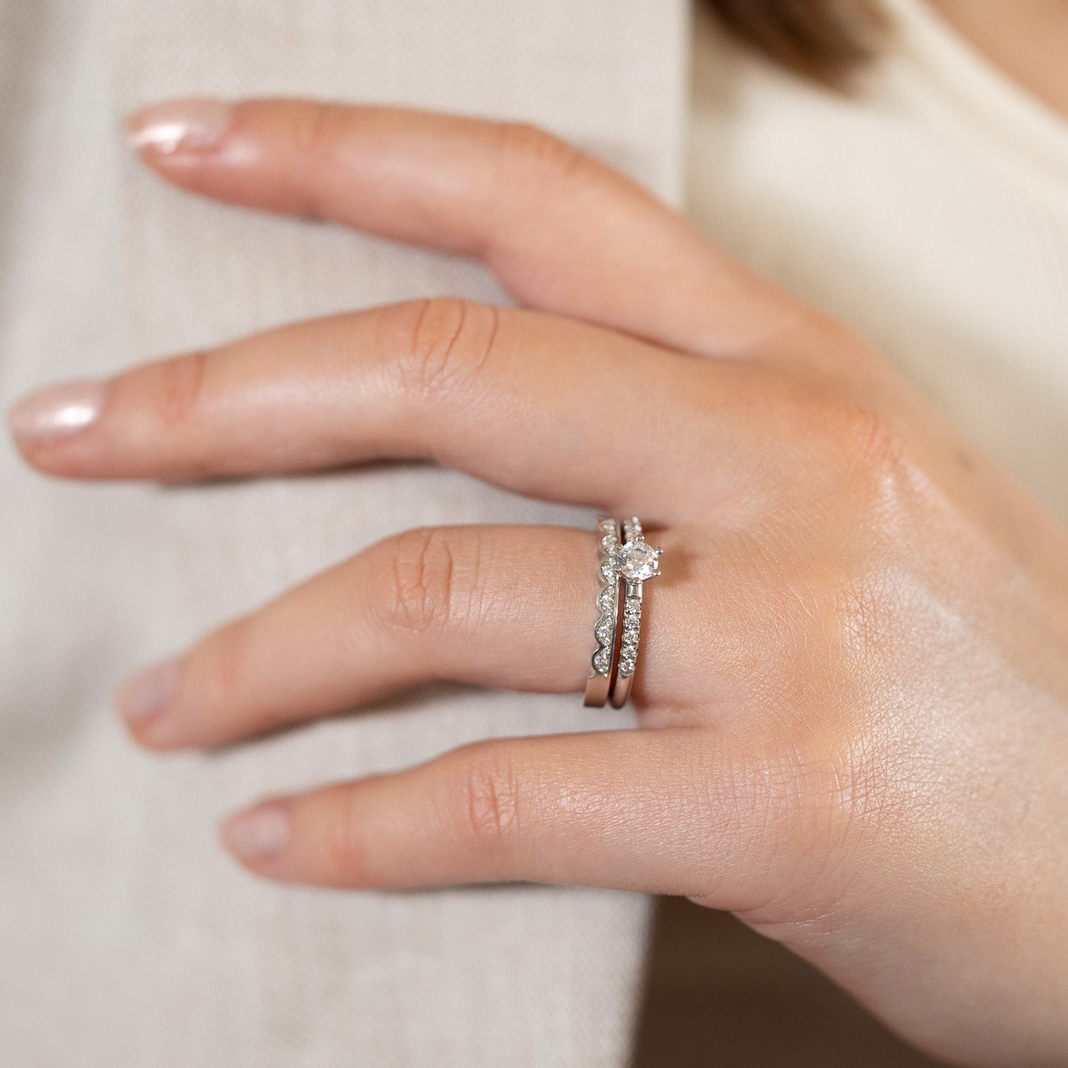 Fårö - Solitaire ring with side stones