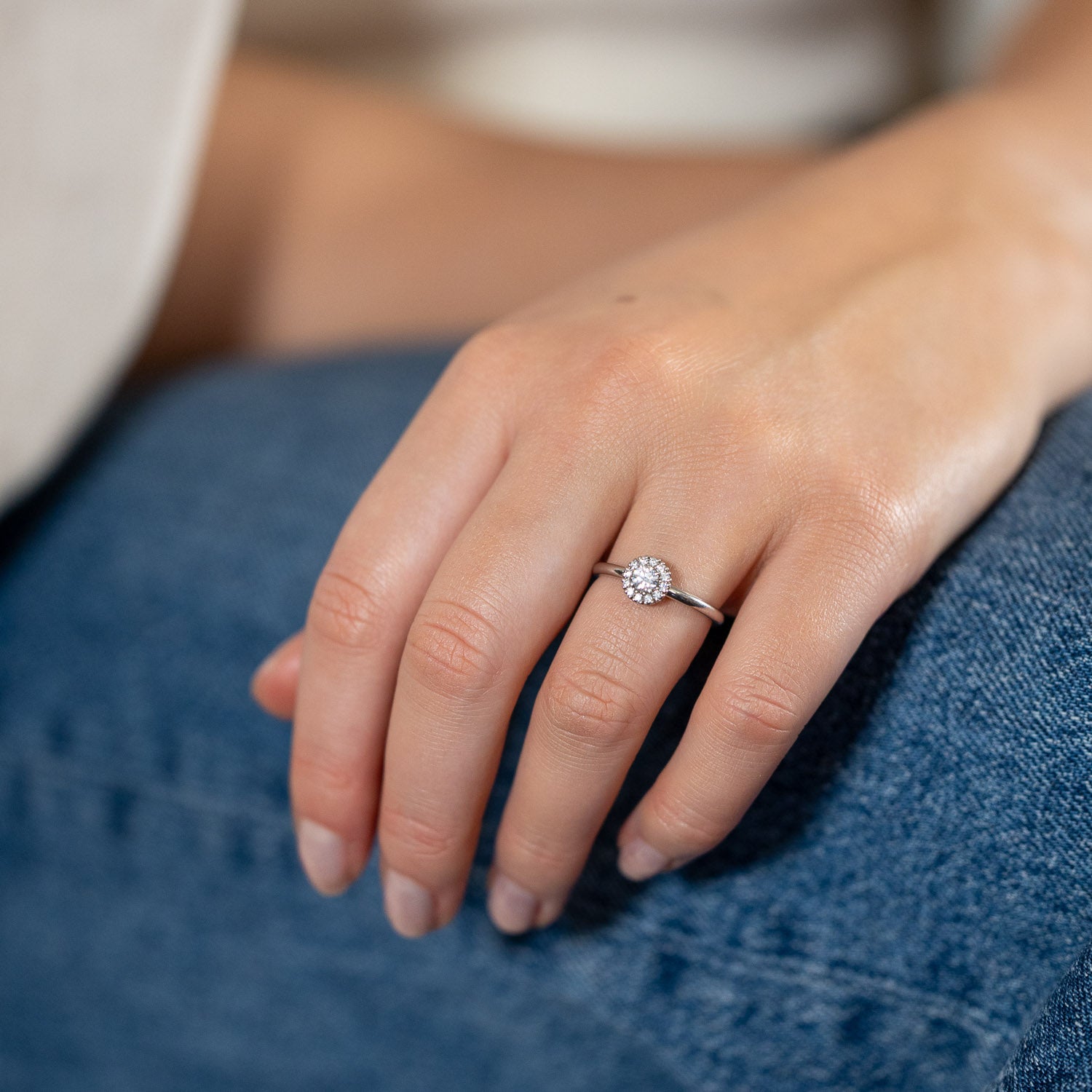 Själsö – narrow solitaire ring in 18k gold with brilliant cut diamonds