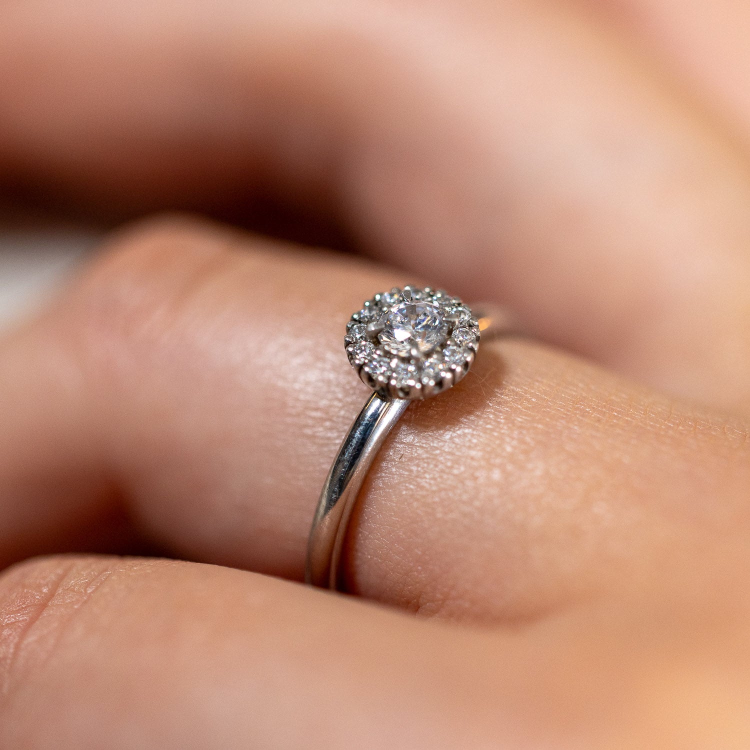 Själsö – narrow solitaire ring in 18k gold with brilliant cut diamonds