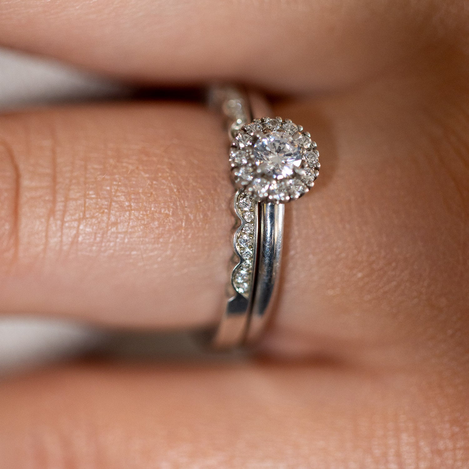 Själsö – narrow solitaire ring in 18k gold with brilliant cut diamonds