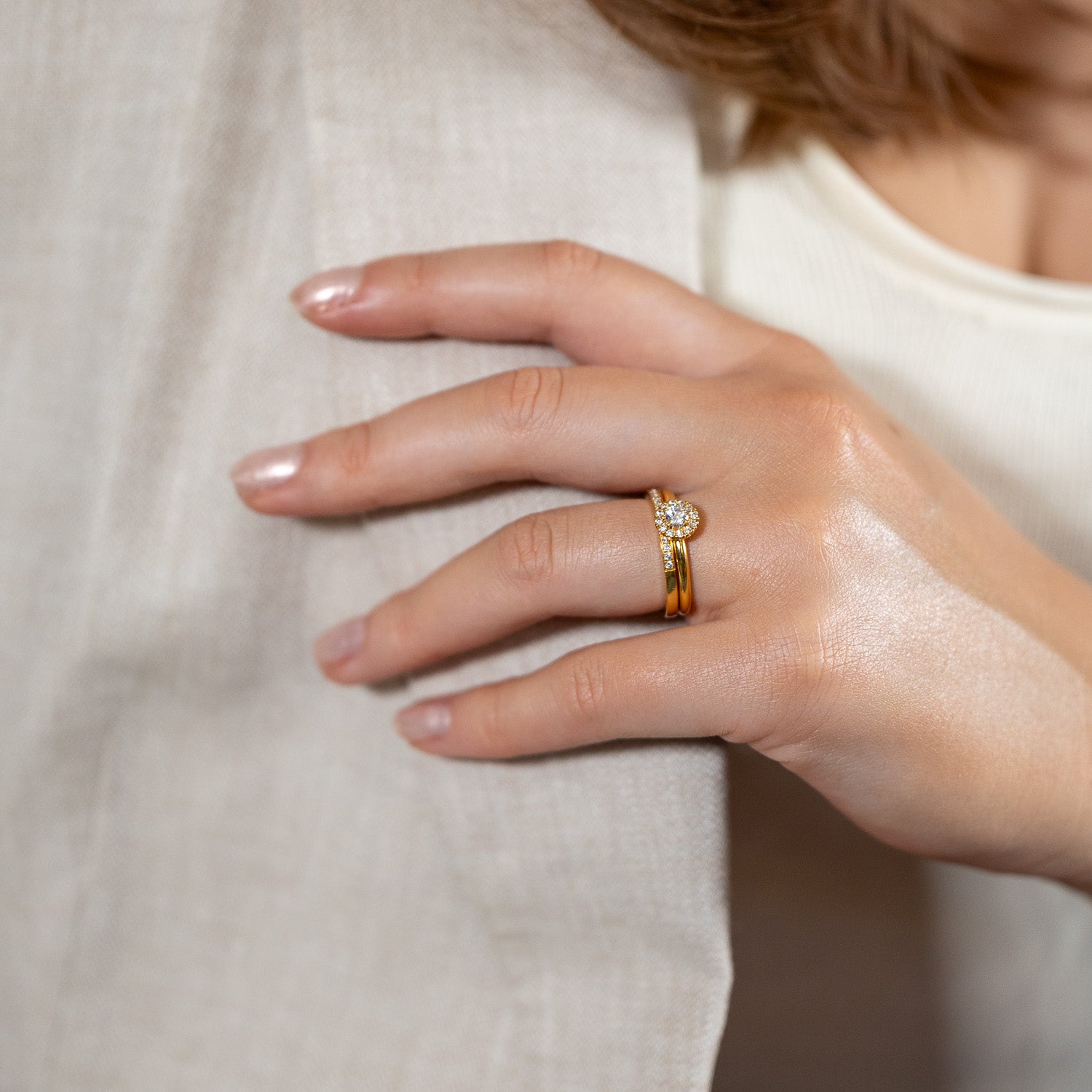 Själsö – narrow solitaire ring in 18k gold with brilliant cut diamonds