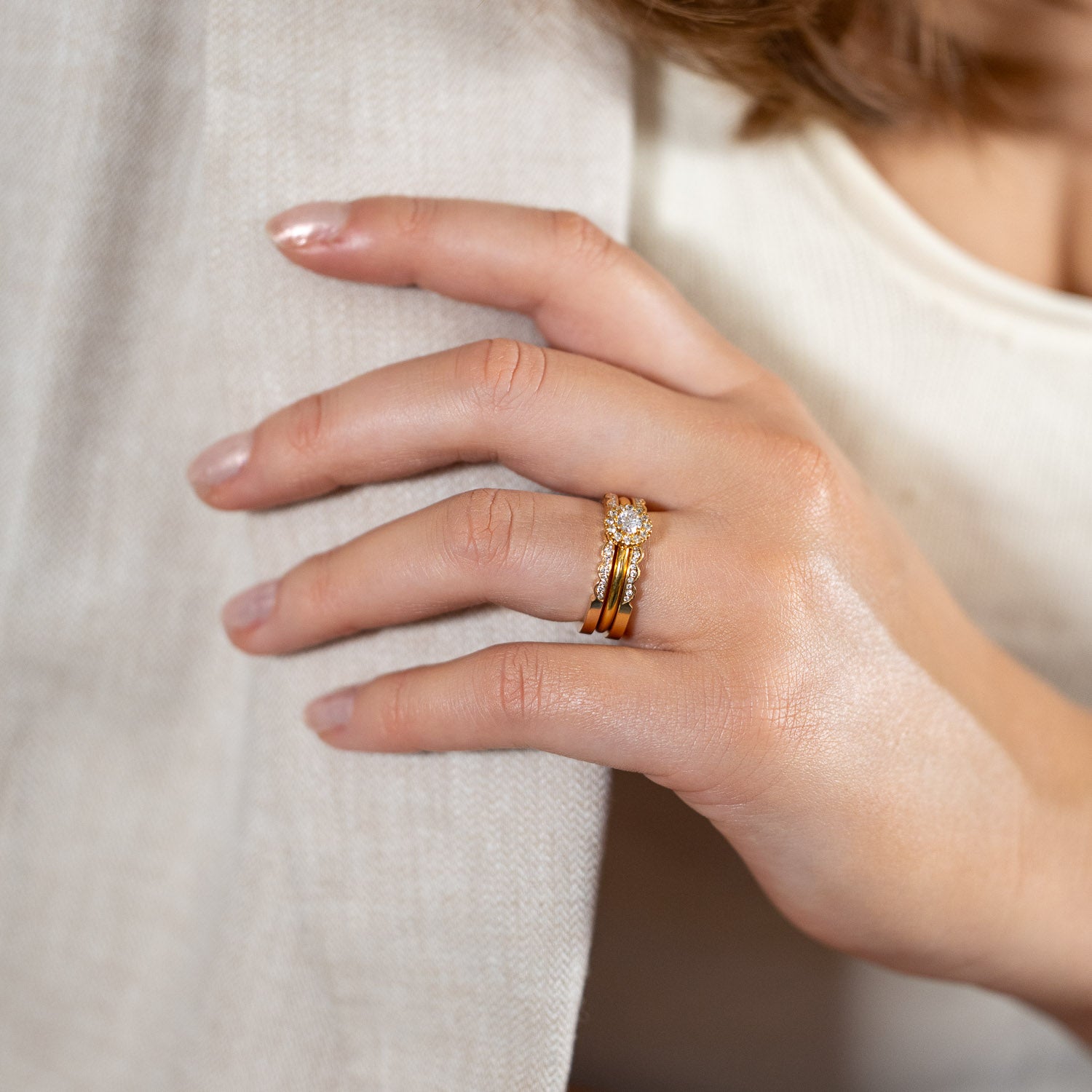 Själsö – narrow solitaire ring in 18k gold with brilliant cut diamonds