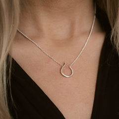 Martall halsband i silver på modell