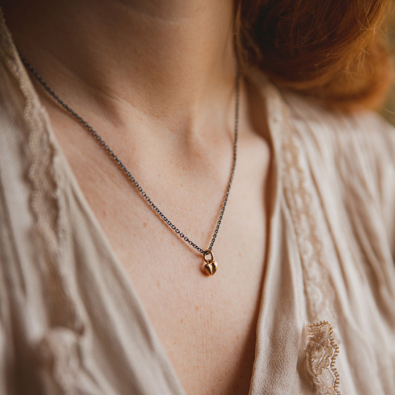 Heart of Gotland berlockhalsband med fossilformad hjärta och justerbar kedja