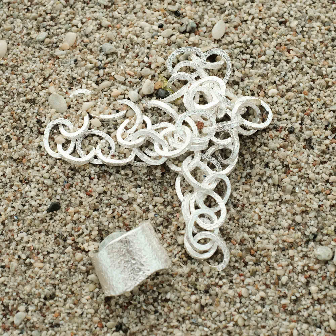 KARG halsband och ring på sandstrand