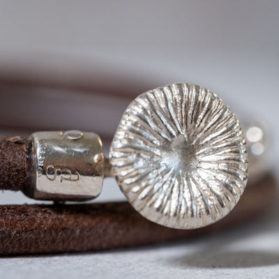 Button coral Leather bracelet in Silver