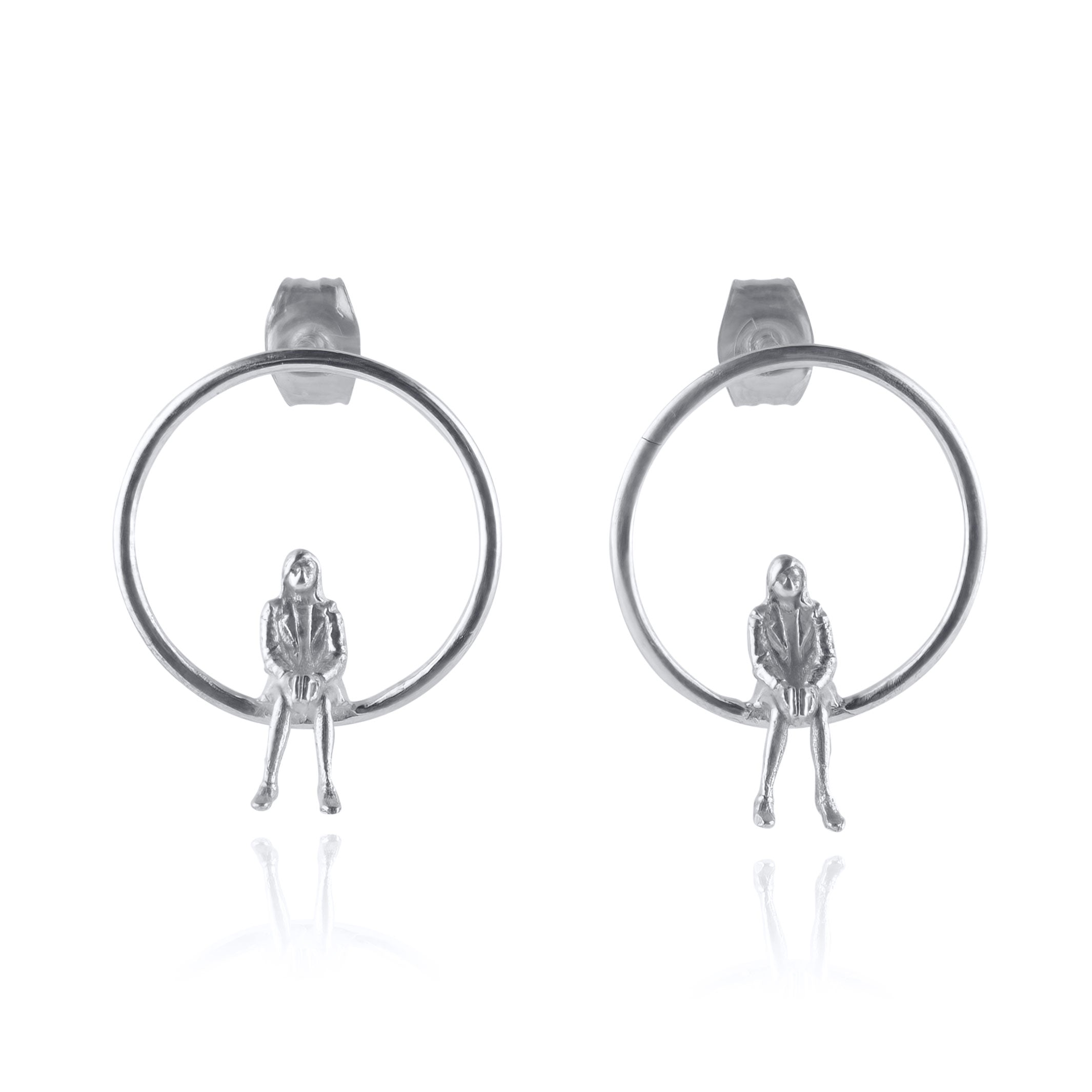 Egentid örhängen i silver med två kvinnor