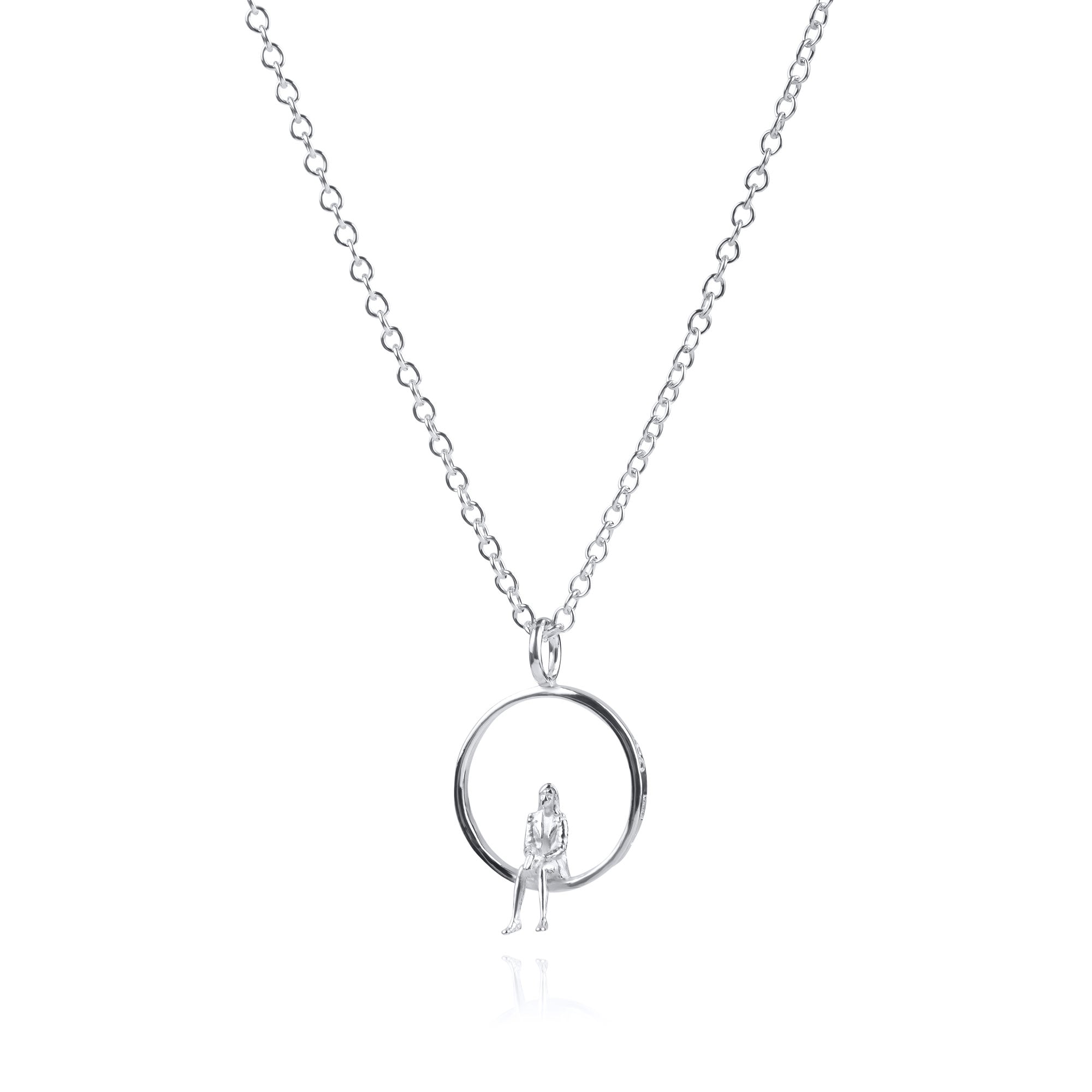 Egentid halsband med liten silverberlock, vit bakgrund.