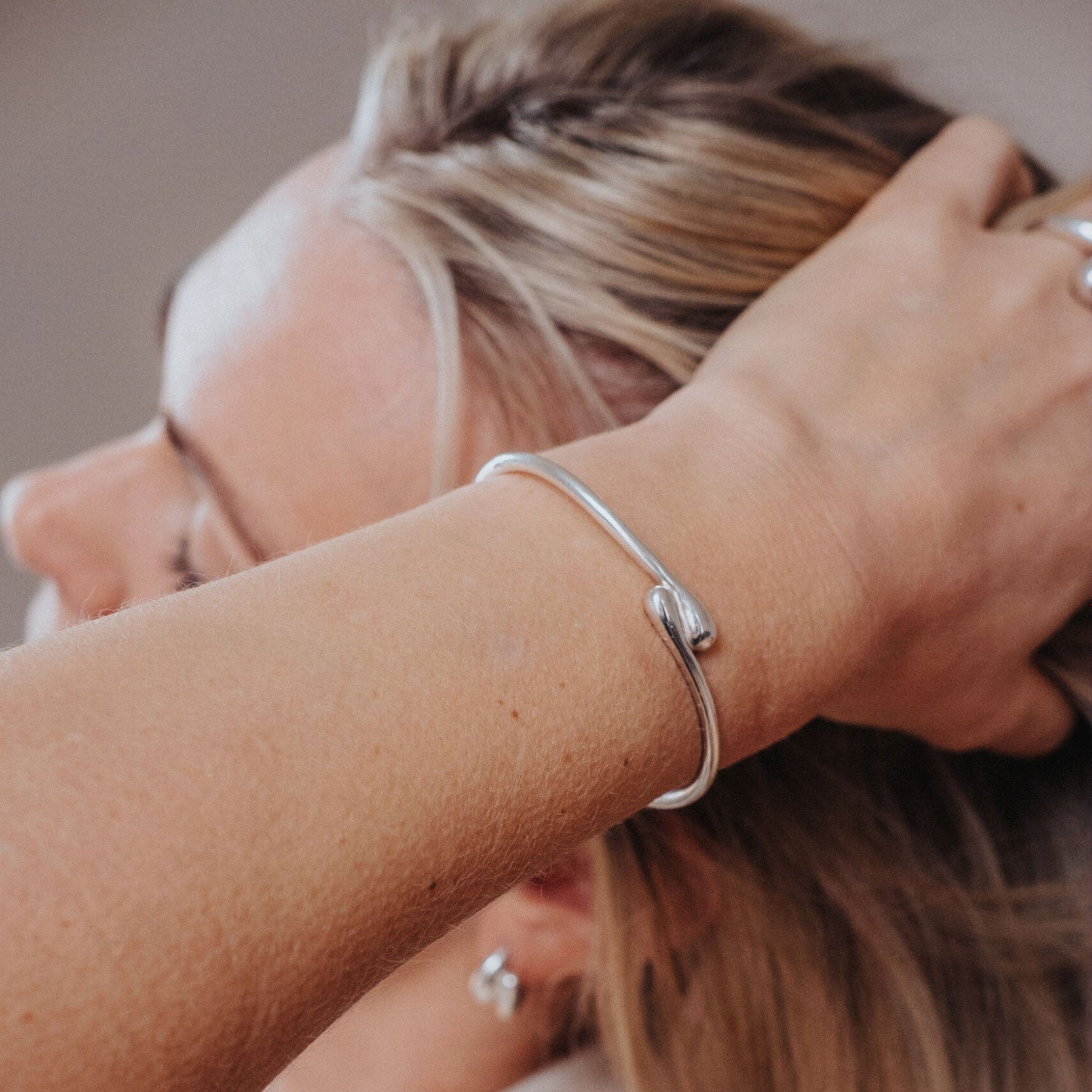 Silverarmband på handled, Got Your Back design