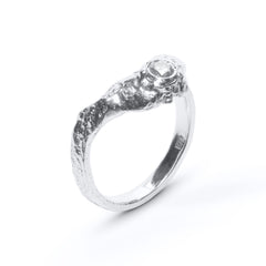 KARG ring i silver med diamant, V-formad design