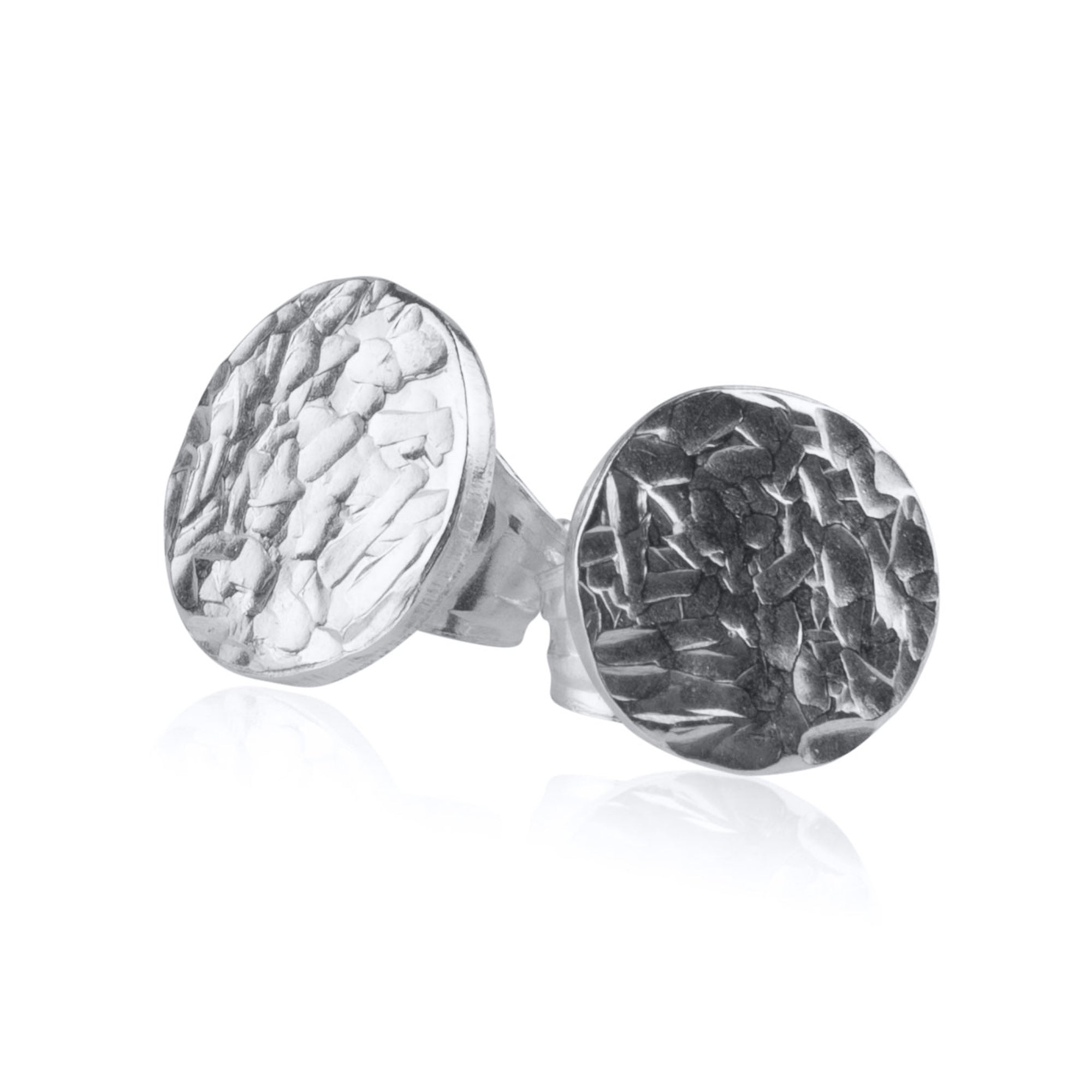 KARG örhänge studs i silver, stilren och modern