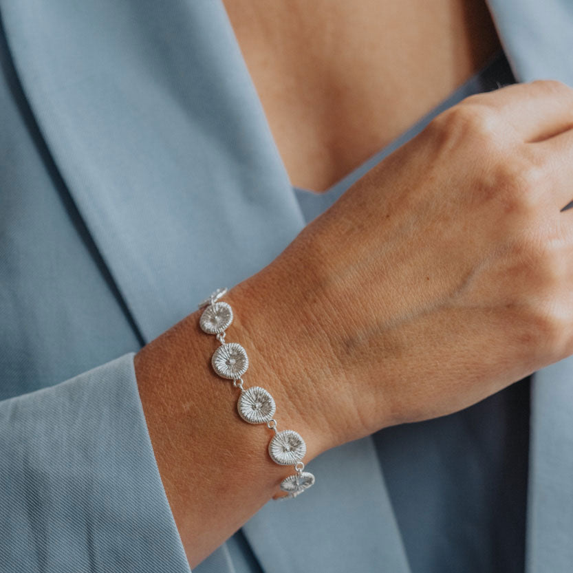 Elegant Knappkorall armband på handled, stilfull design