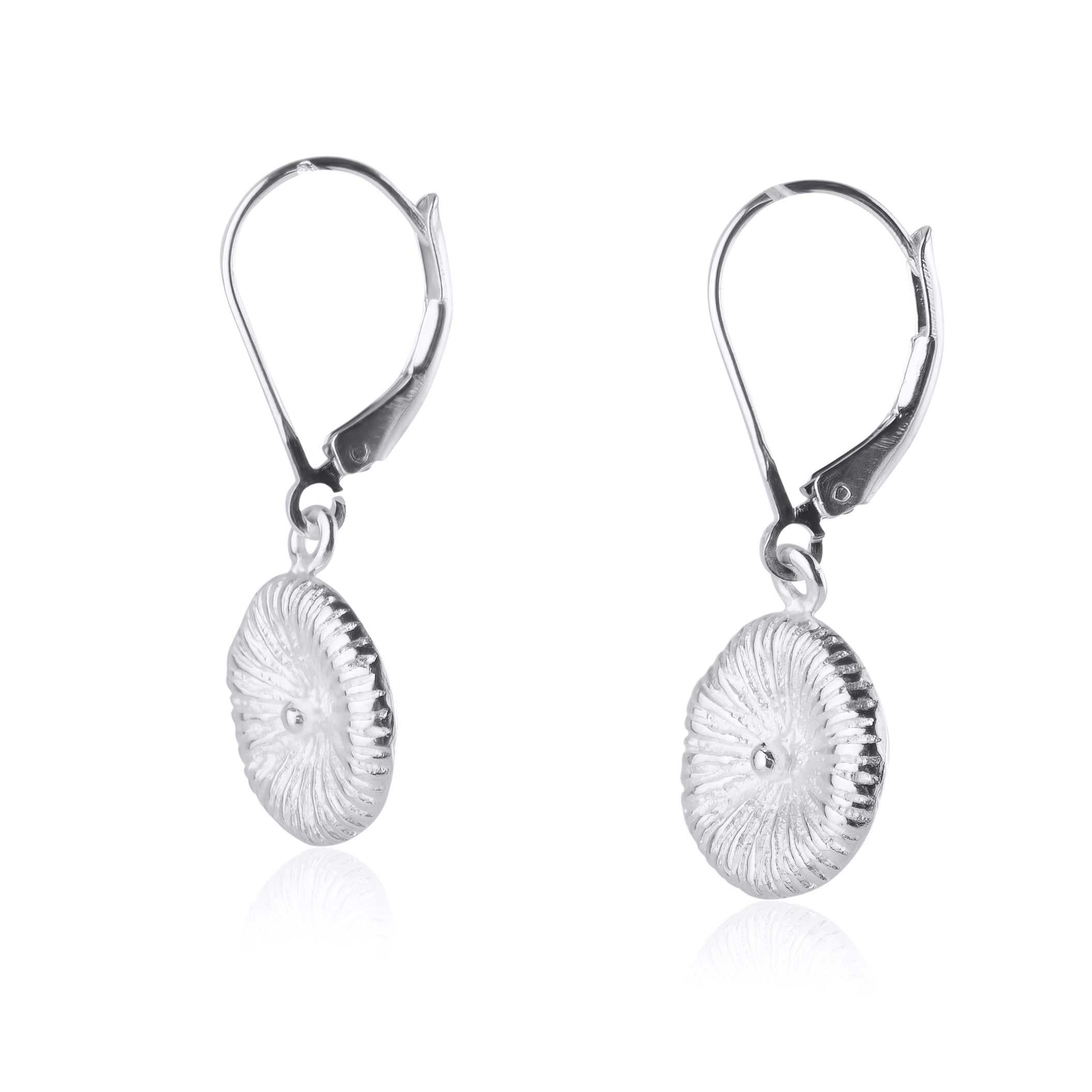 Knappkorall örhängen i silver på kort krok, sidovy