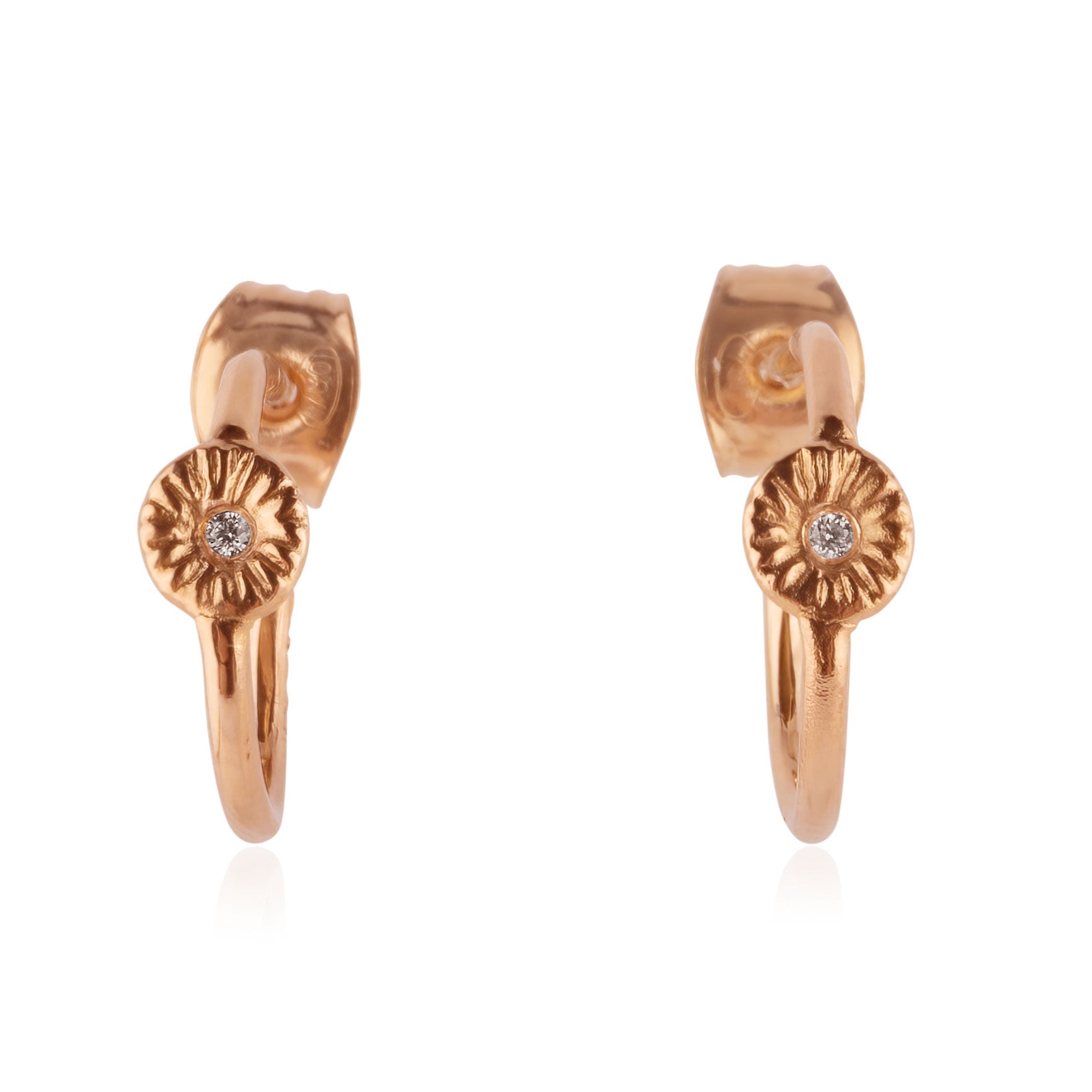 Framsida av Knappkorall örhängen i guld