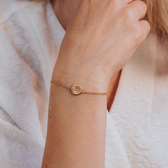 Knappkorall armband i guld på handled