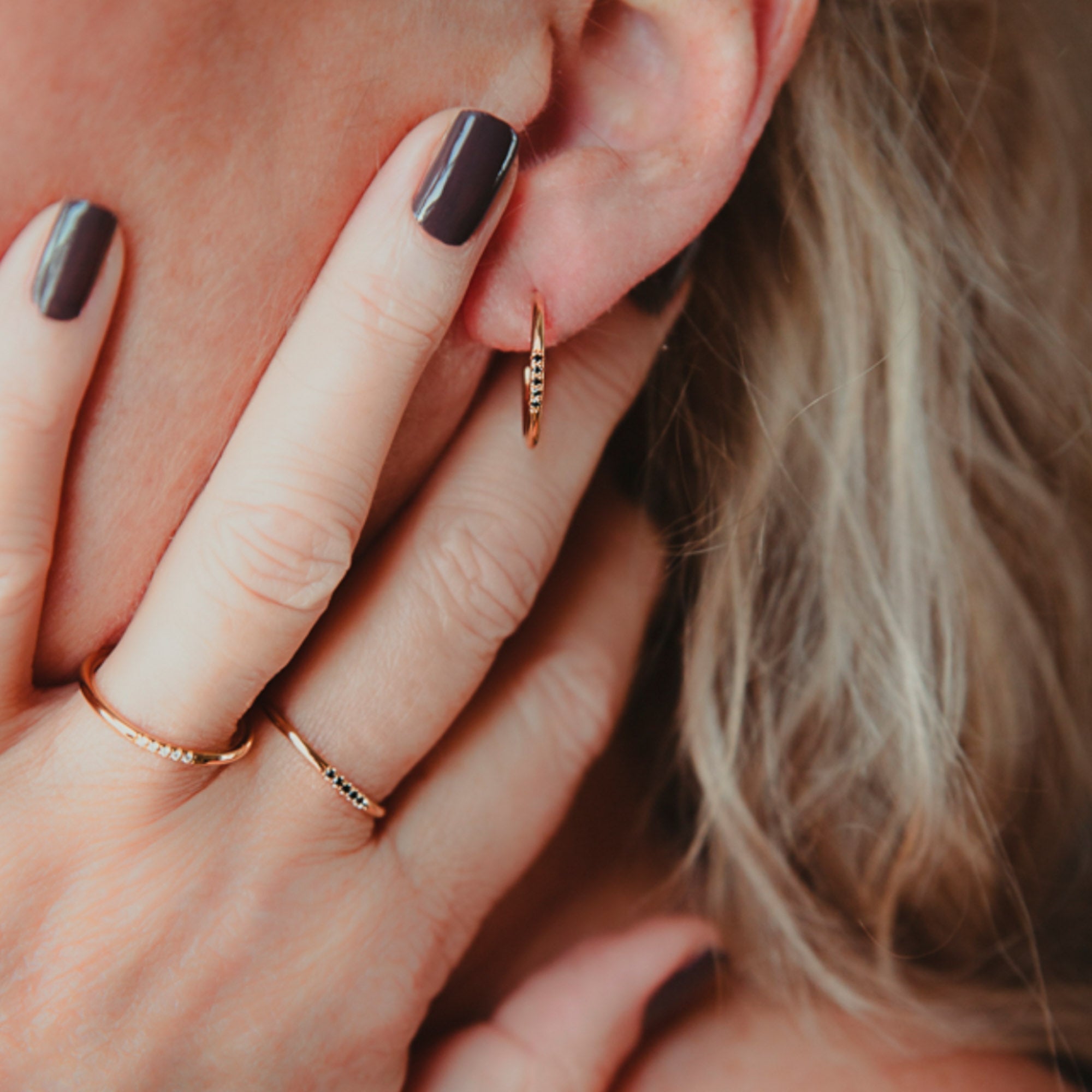 Leilu örhänge i guld med svarta naglar