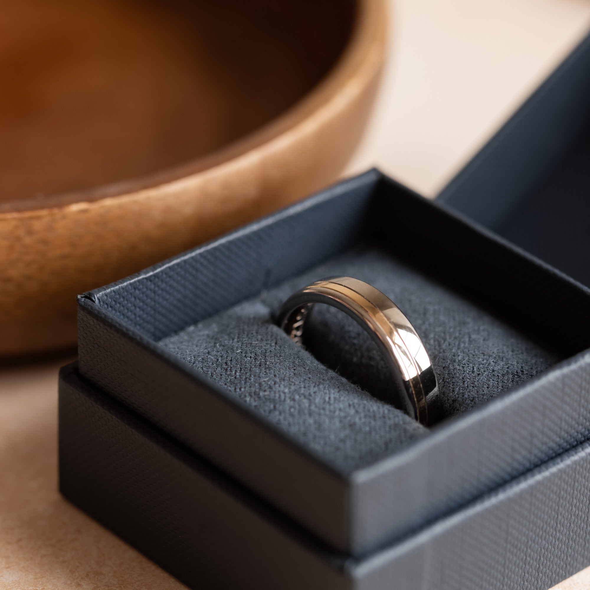 Herrvik - Ring in white gold with grooves in red gold