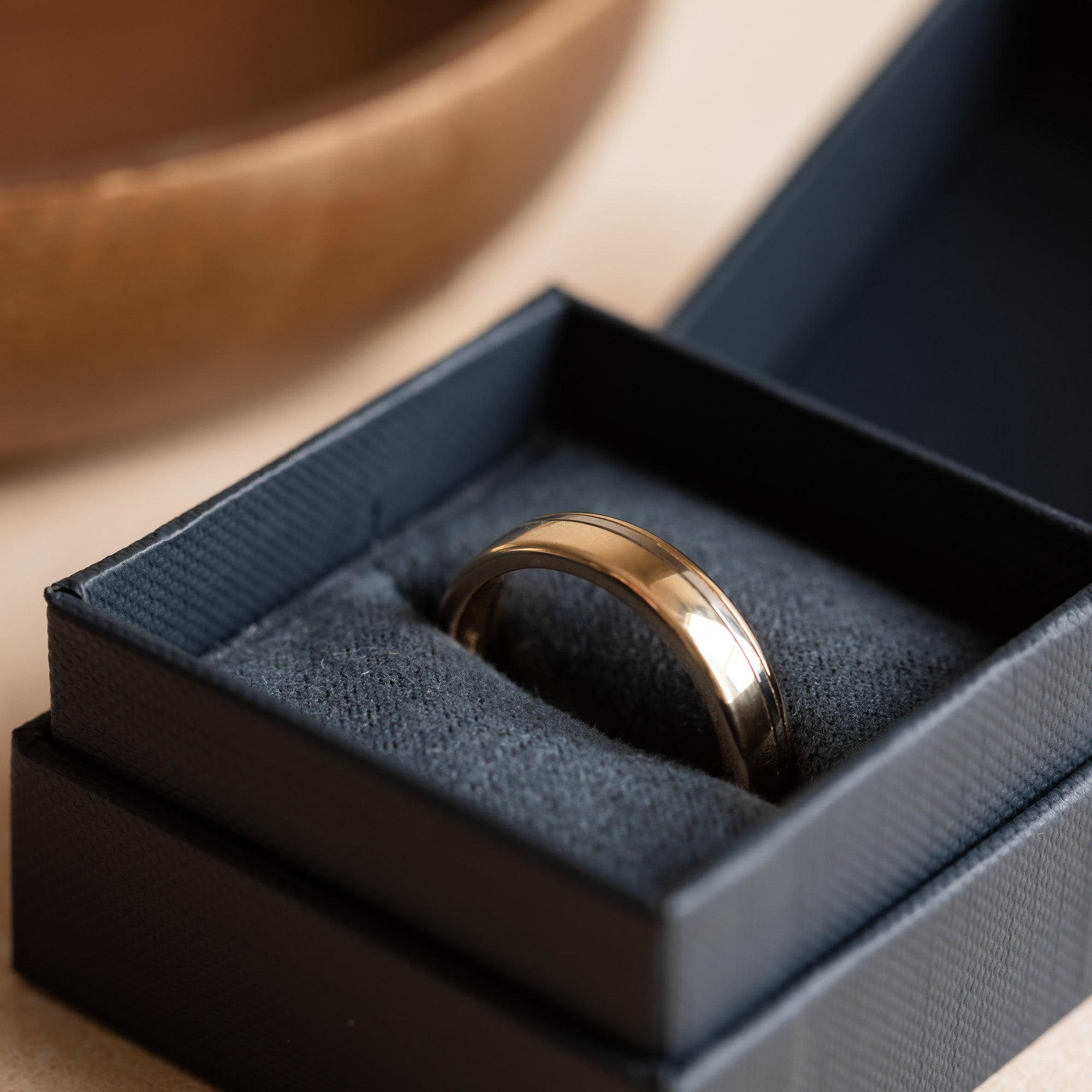 Herrvik- Ring in red gold with grooves in white gold