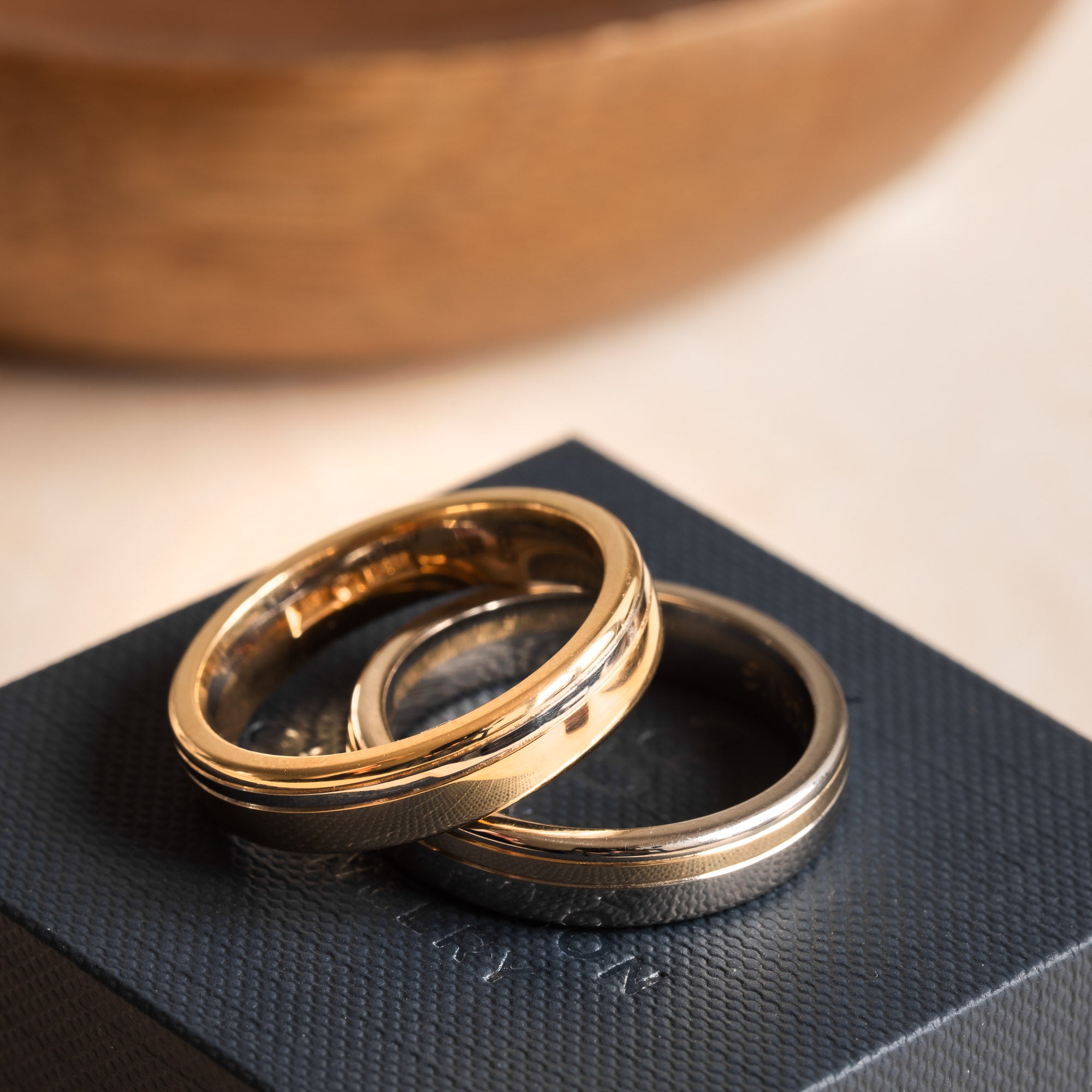 Herrvik - Ring in white gold with grooves in red gold