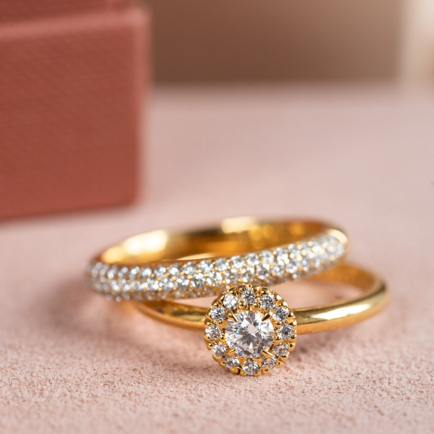 Själsö – Narrow solitaire ring in 18k gold with brilliant cut diamonds