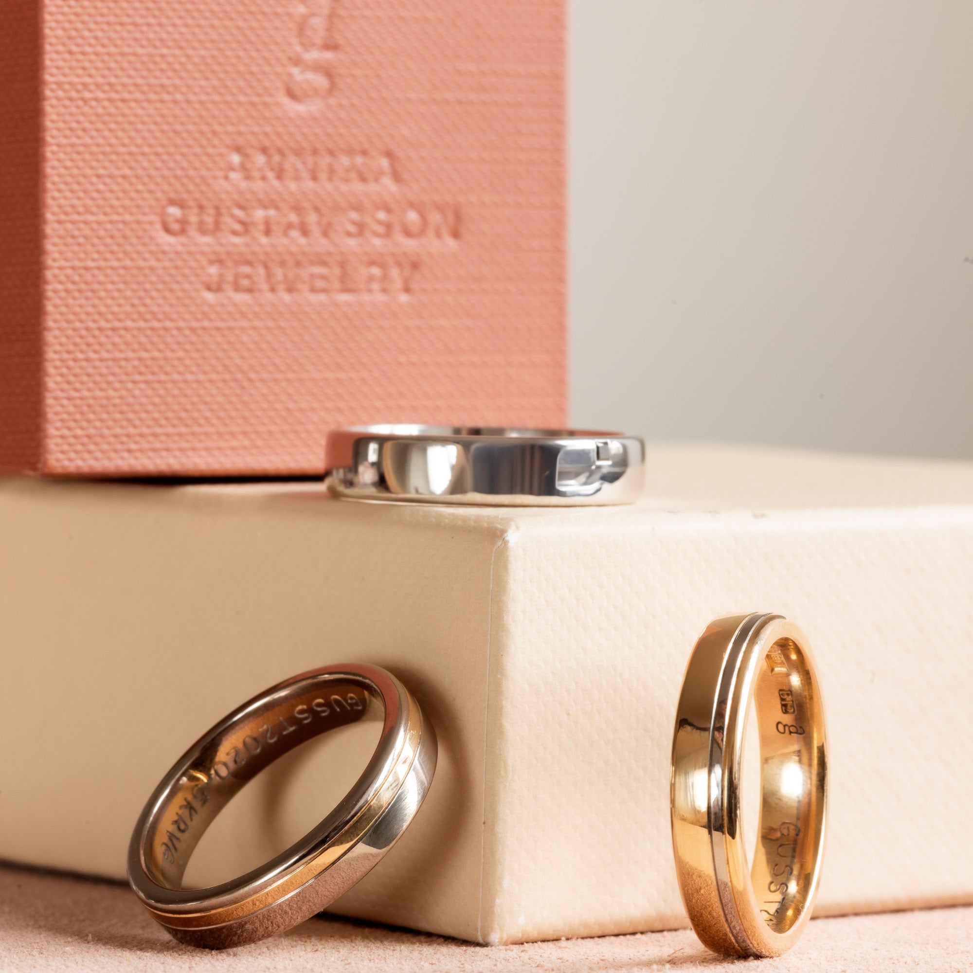 Herrvik- Ring in red gold with grooves in white gold