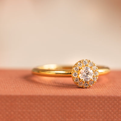Själsö – Narrow solitaire ring in 18k gold with brilliant cut diamonds