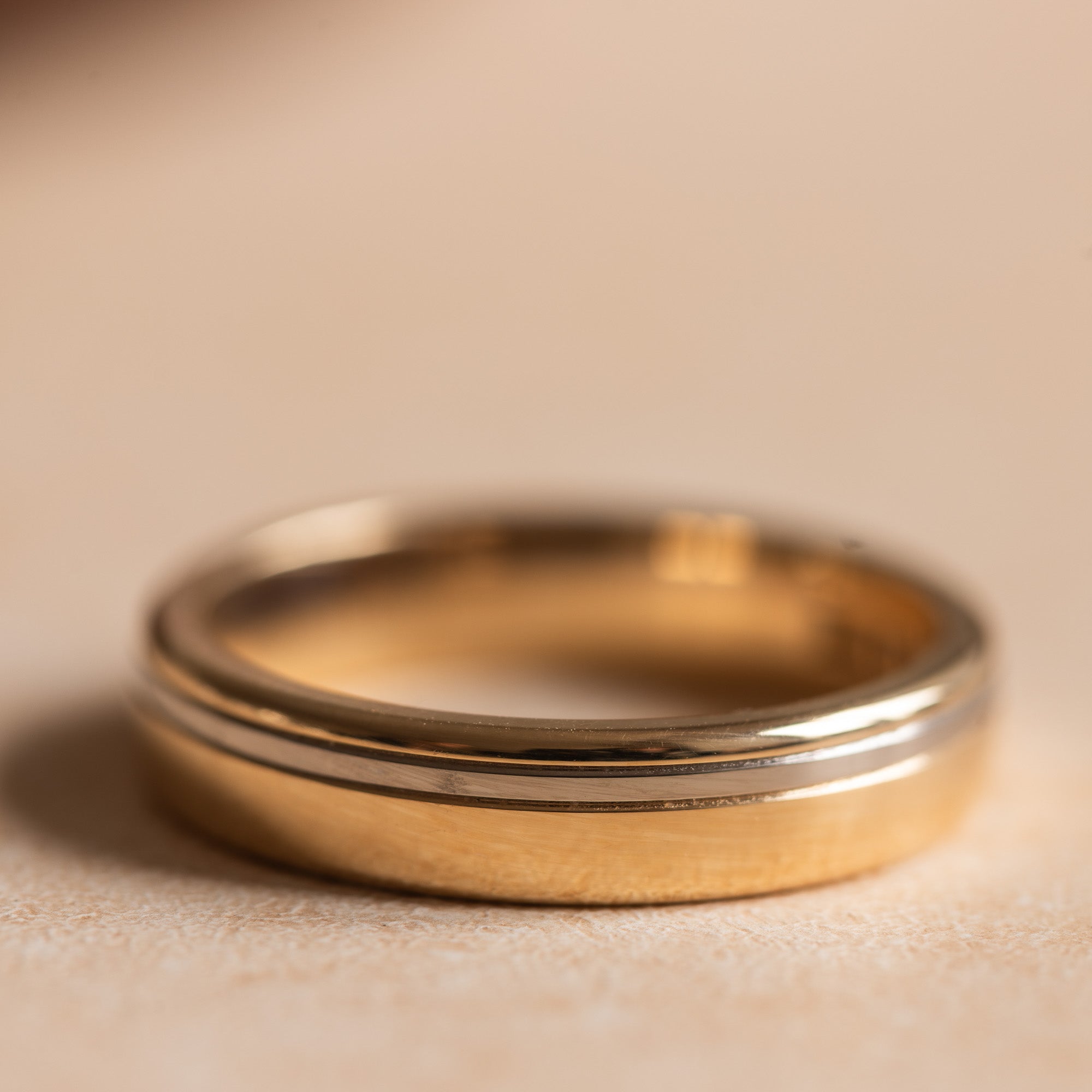 Herrvik- Ring in red gold with grooves in white gold