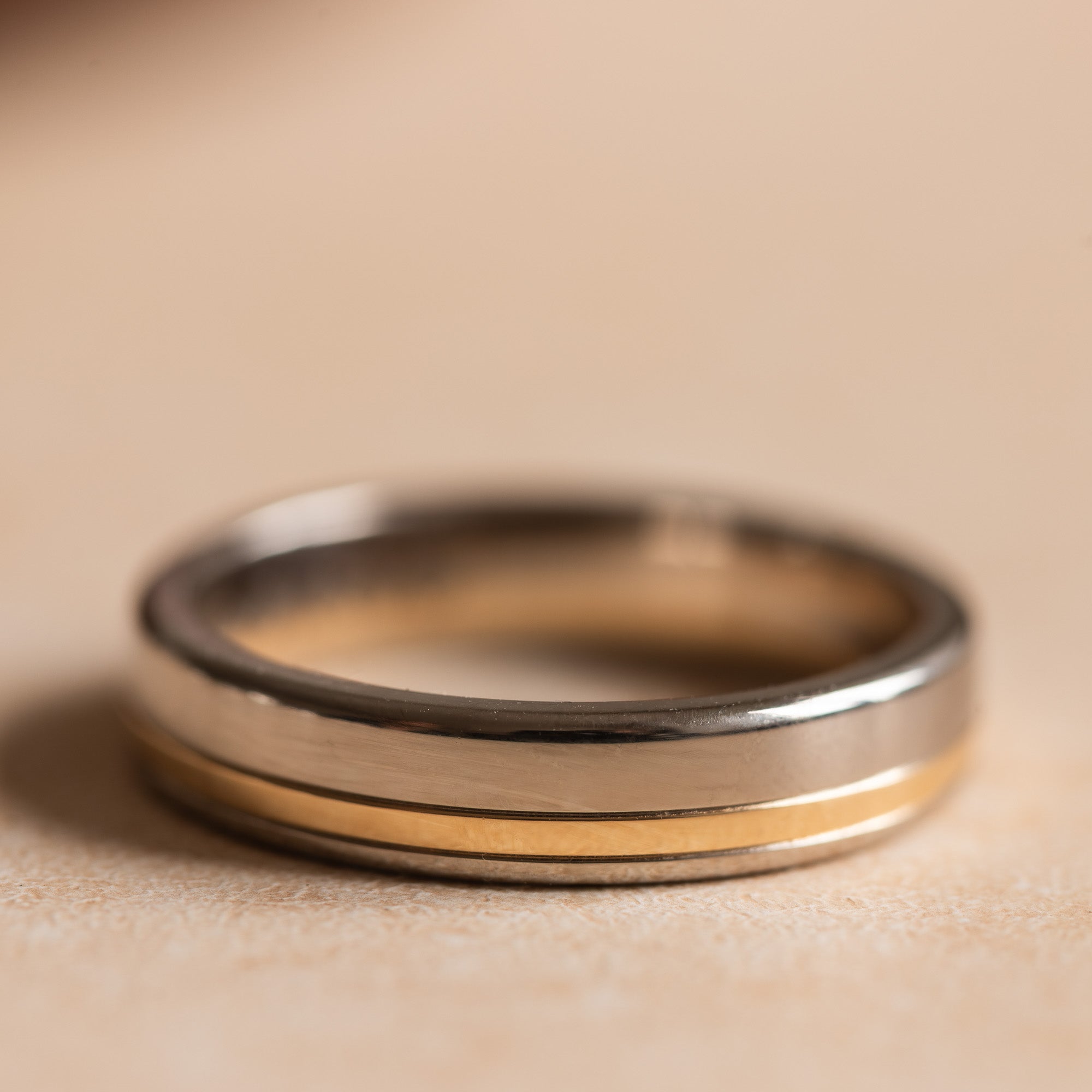 Herrvik - Ring in white gold with grooves in red gold