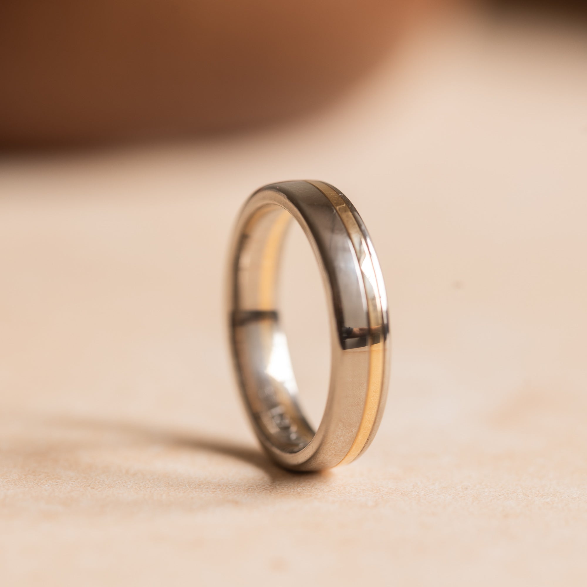 Herrvik - Ring in white gold with grooves in red gold