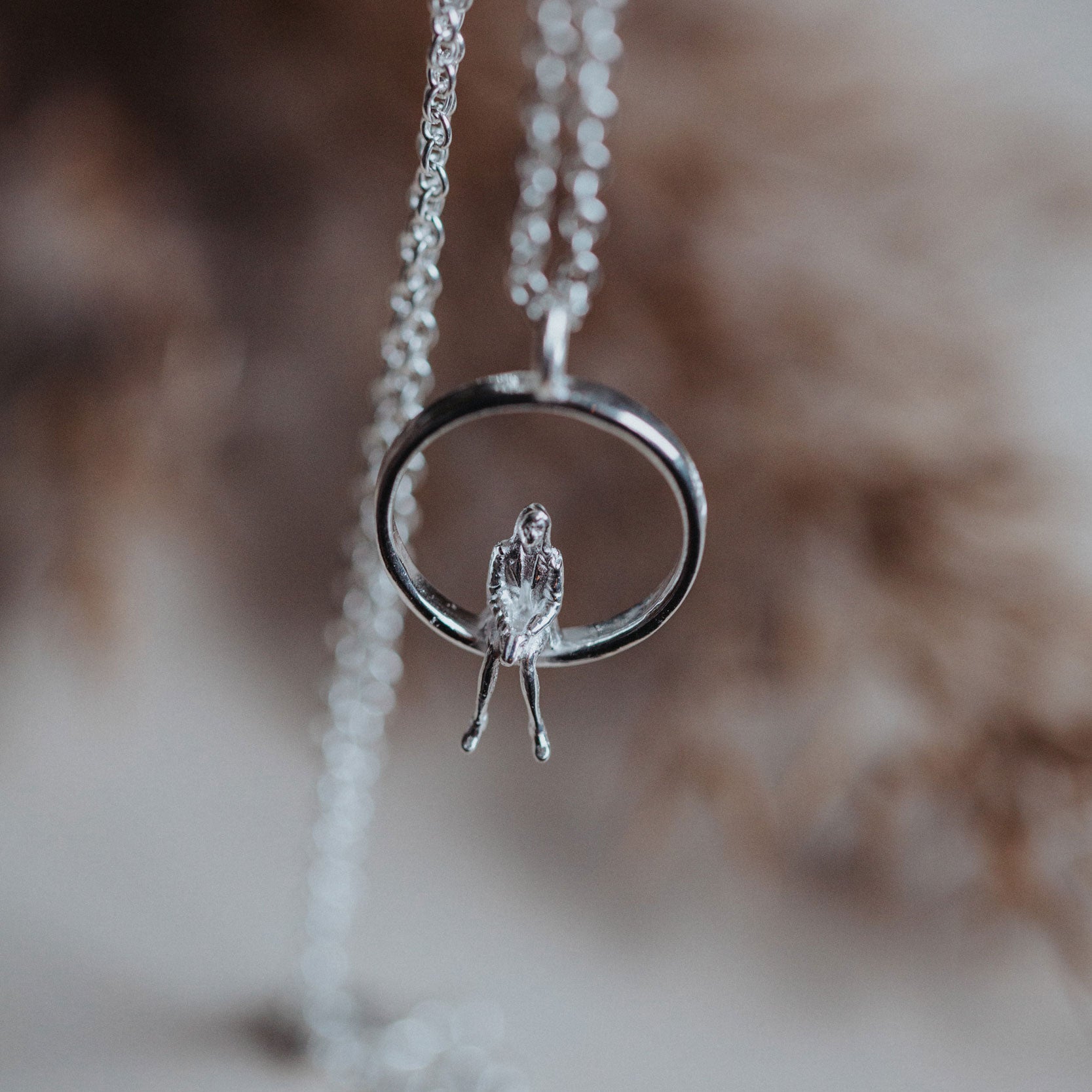 Närbild av Egentid halsband med silverberlock.